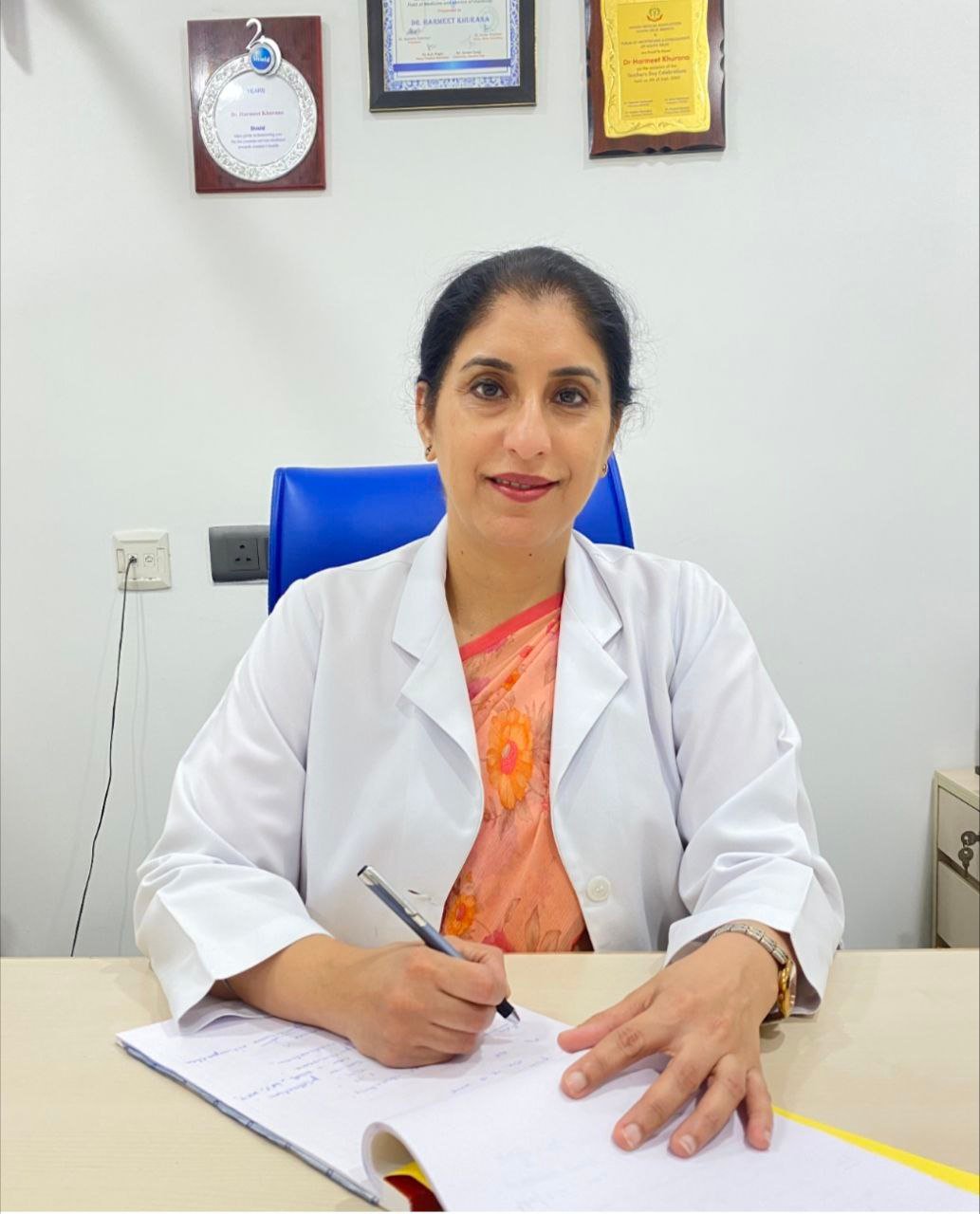 Dr. Harmeet Khurana Gynecologist at neptune hospital 
